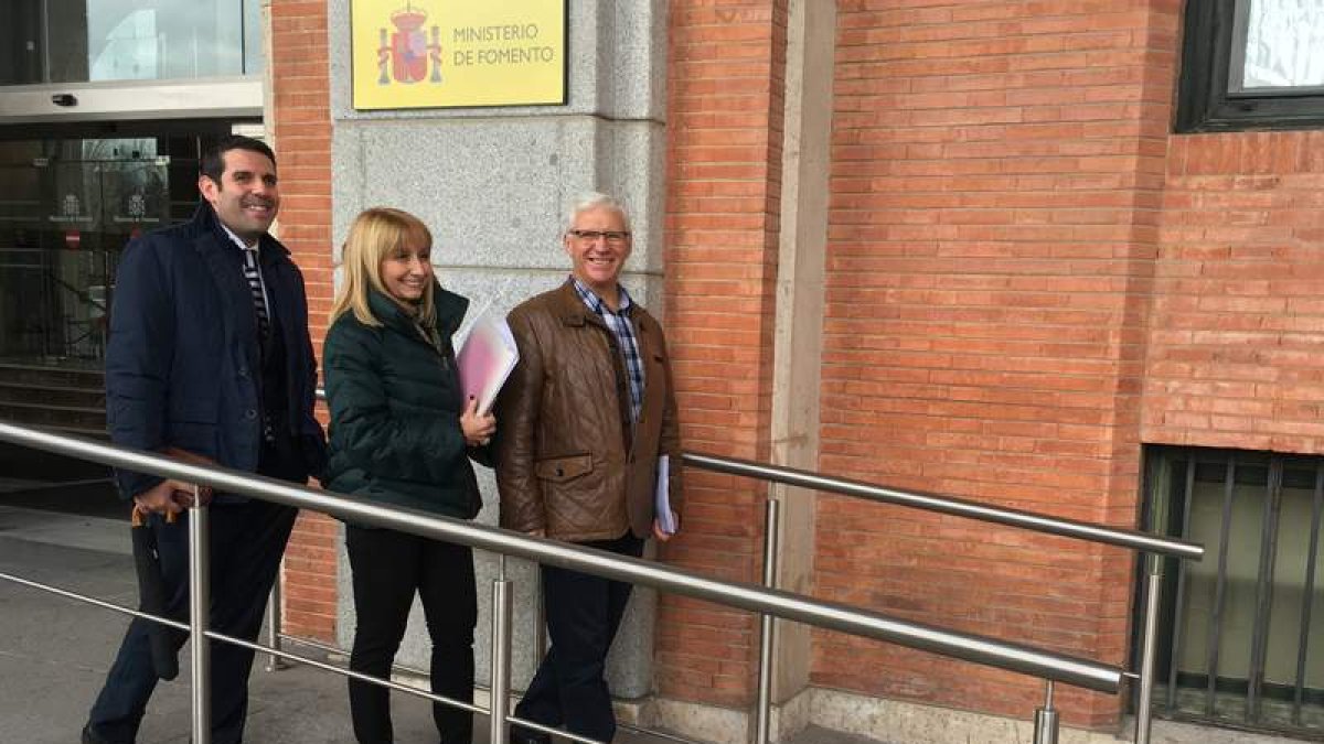 Gancedo, entre los concejales de Servicios y Urbanismo, a su salida de la reunión en Fomento. DL