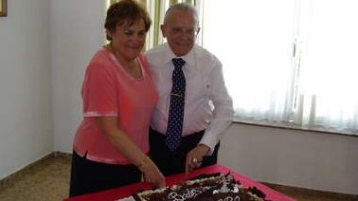 Mª Luzdivina Fernández y Emilio Fernández partieron la tarta como ya hicieran en 1960.