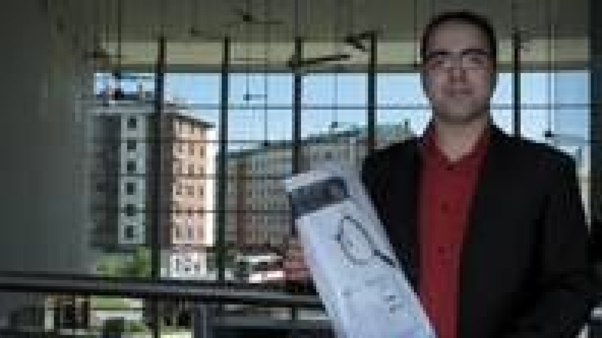El bañezano Miguel Ángel Domínguez muestra la bolsa ecológica