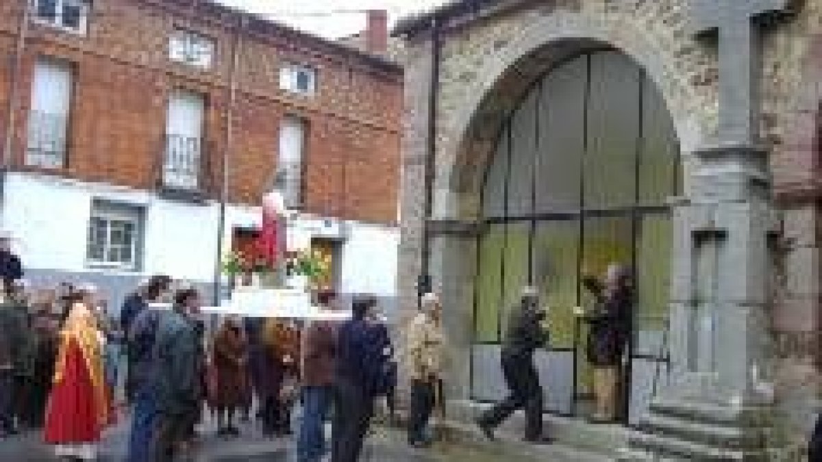 Un momento de la procesión de Santa Bárbara en Cistierna