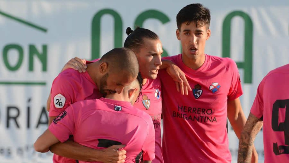 Yuri celebra el gol abrazado a Dani Pichín, con el resto de sus compañeros.