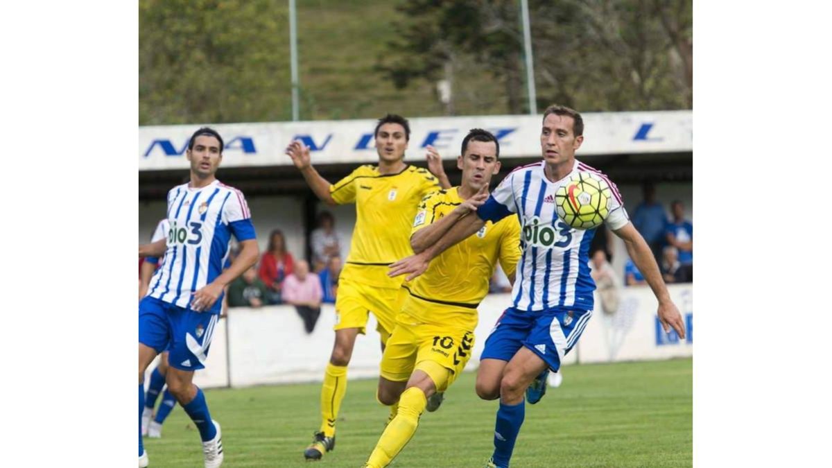 El Real Oviedo buscó y encontró a Linares en desplazamientos en largo a la espalda de la defensa.