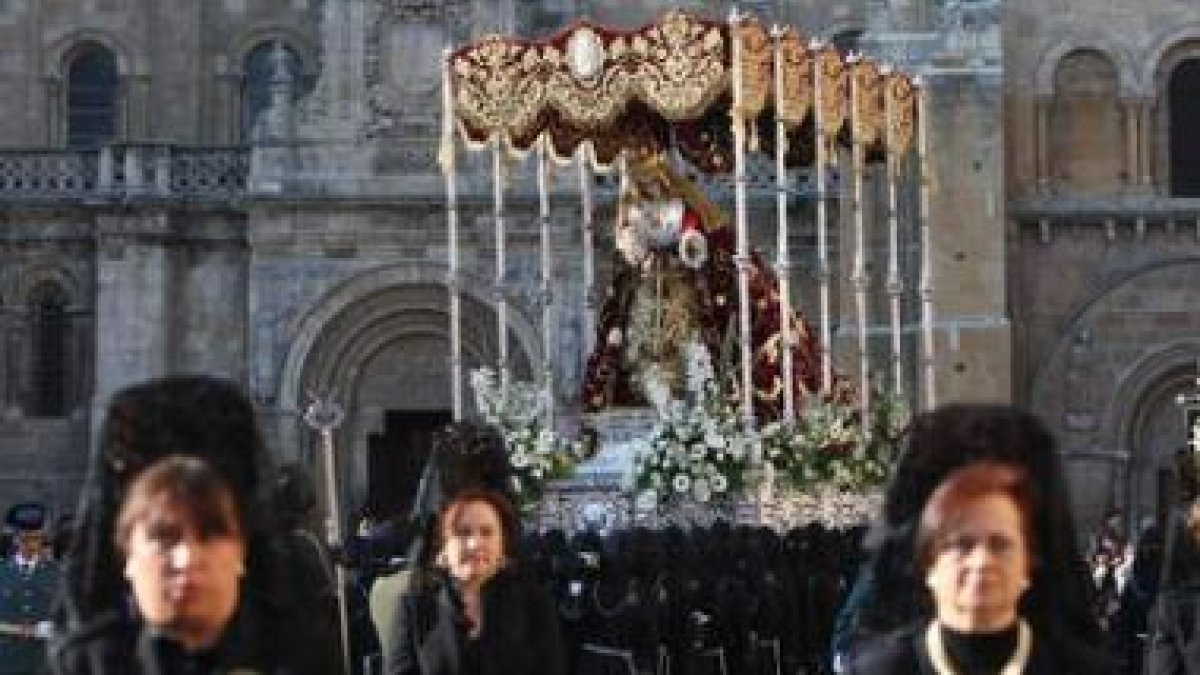 La Virgen del Gran Poder procesiona escoltada por las manolas de la cofradía del mismo nombre