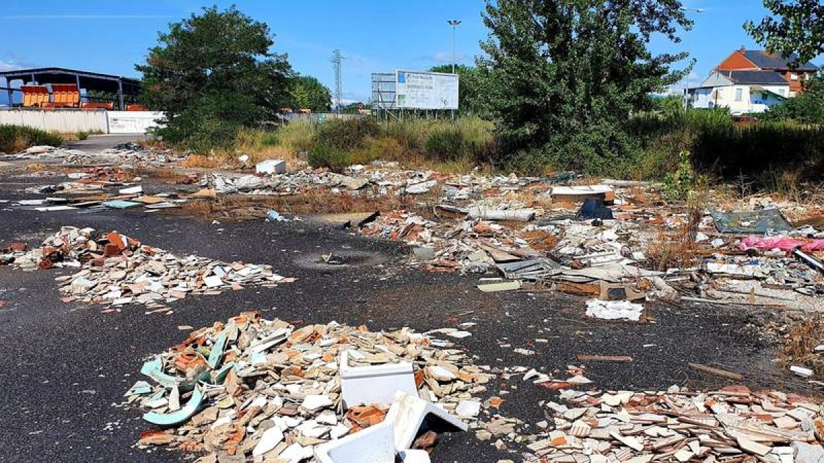 La basura, cerca de las antiguas naves de maquinaria de Victorino. DL