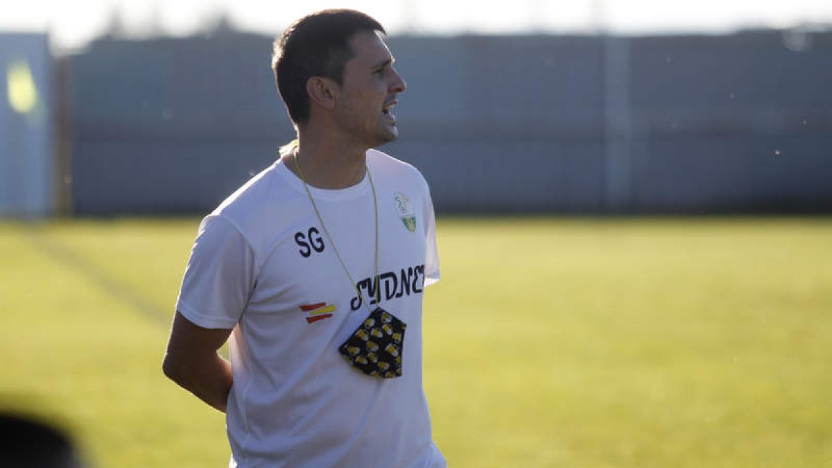 Sergio González ‘Nanín’, entrenador de La Virgen. FERNANDO OTERO