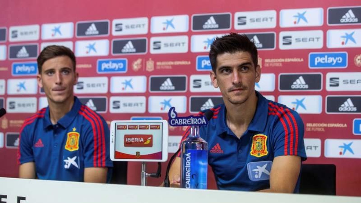 Pau Torres y Gerard Moreno, ayer ante los medios. RODRIGO JIMÉNEZ.