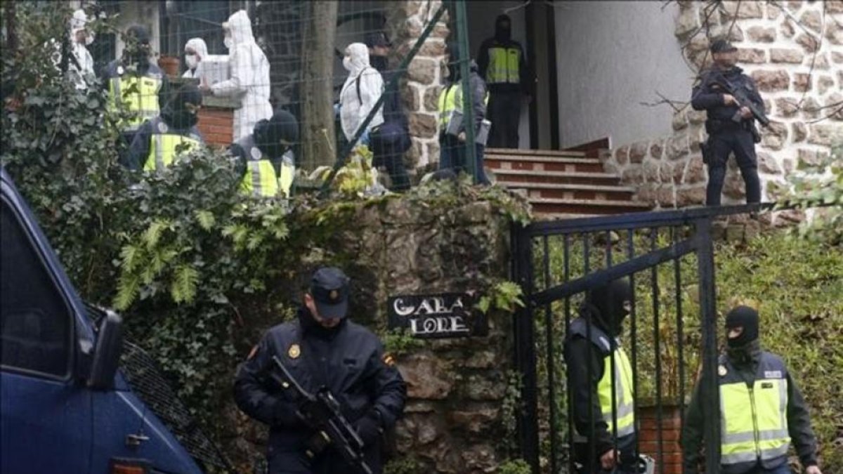 Agentes de la Policía Nacional en la vivienda donde fue detenido Mehdi Kacem.
