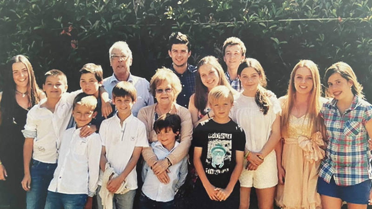 Antonio Día Carro con su esposa, Clara Rueda Laguna, y todos sus nietos. En la otra fotografía, la portada del periódico Proa, entonces llamado ya La Hora Leonesa, en un kiosco de Astorga con la noticia de la muerte de Franco.