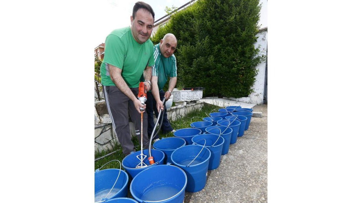 Salvador Velasco y Terio González preparan la cola.