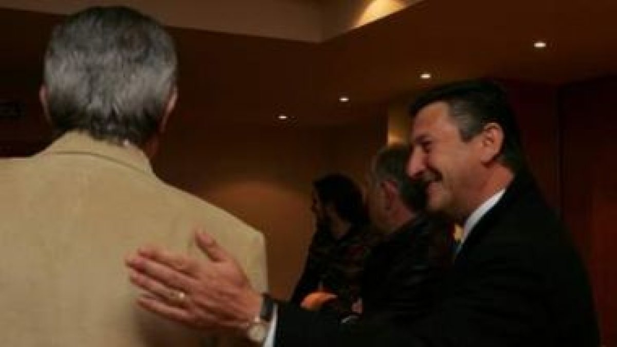 Carlos Emperador, a la derecha, da una palmada en la espalda a Dionisio Elías en una reunión.