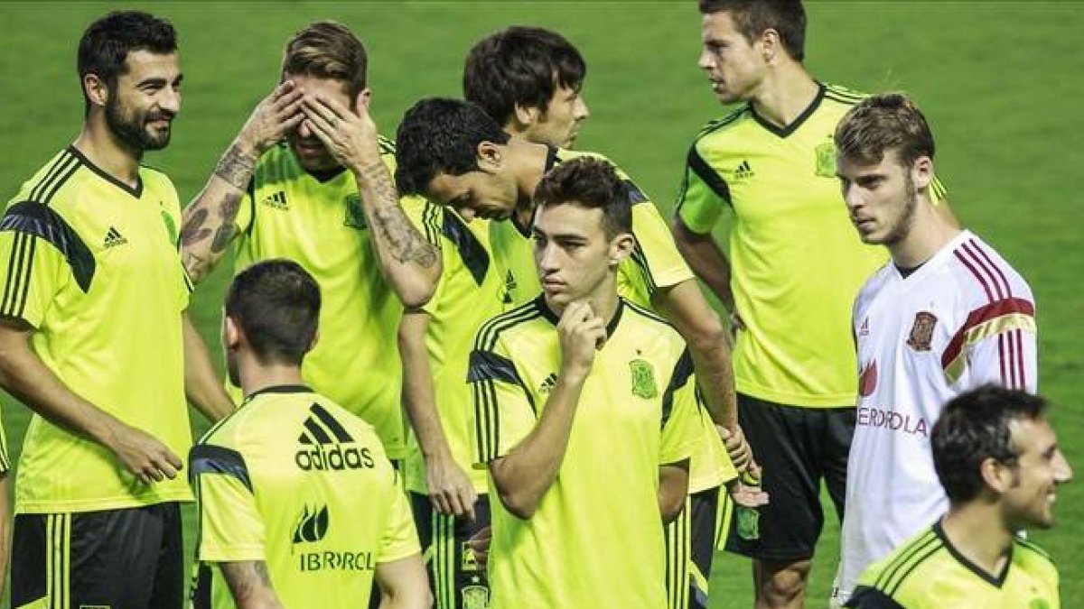 Munir, en el centro, entre sus nuevos compañeros en el entrenamiento de la selección española en Valencia.