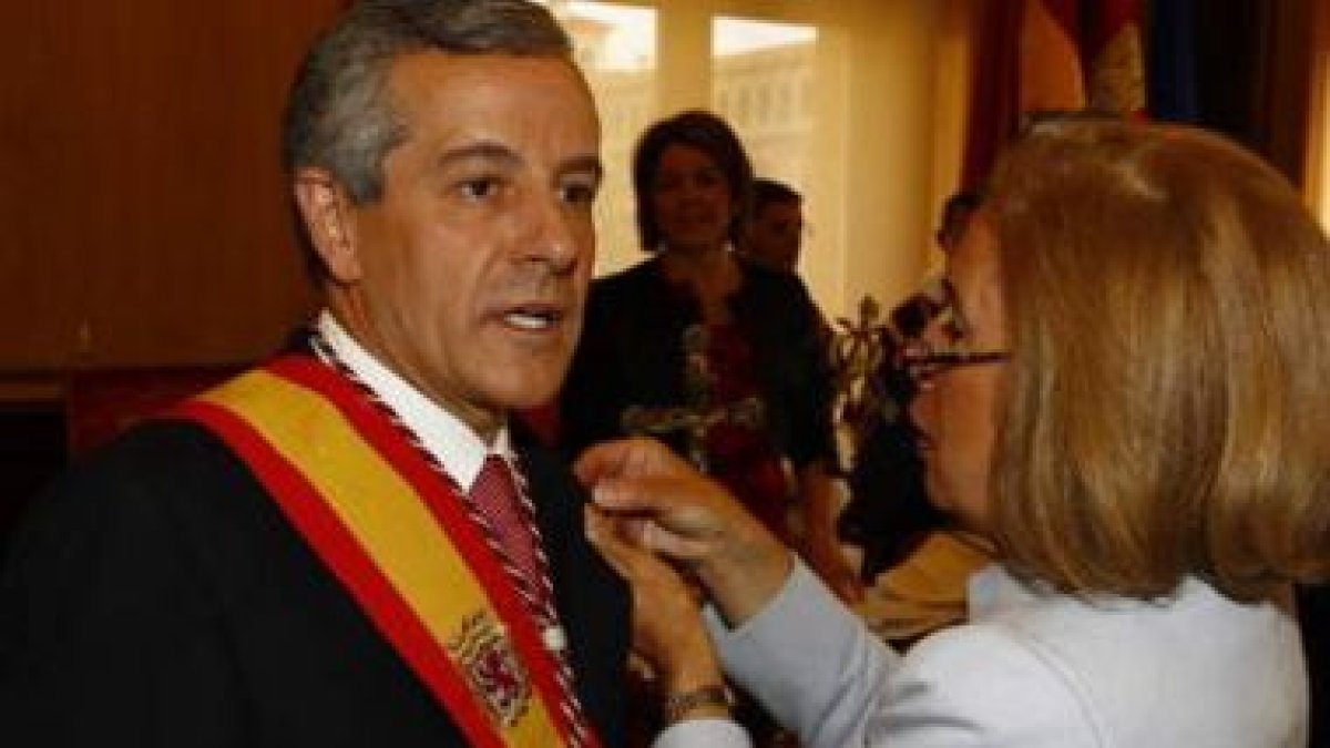 Monserrat Gutiérrez, concejala de mayor edad de la corporación, procede a la investidura de Emilio G