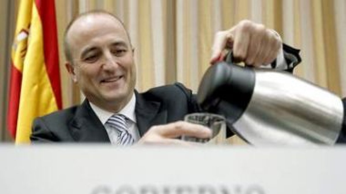 Sebastián, ayer en el Congreso, preparándose un café.