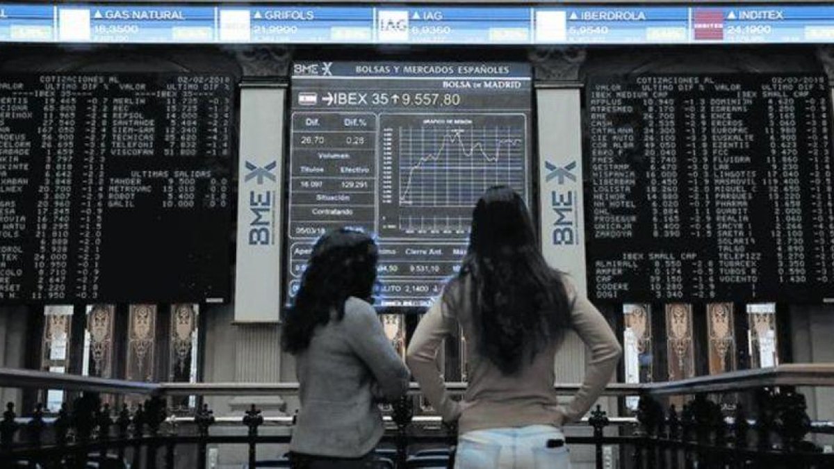 Interior de la Bolsa de Madrid, con la información sobre la evolución del Ibex 35, el pasado 5 de marzo.