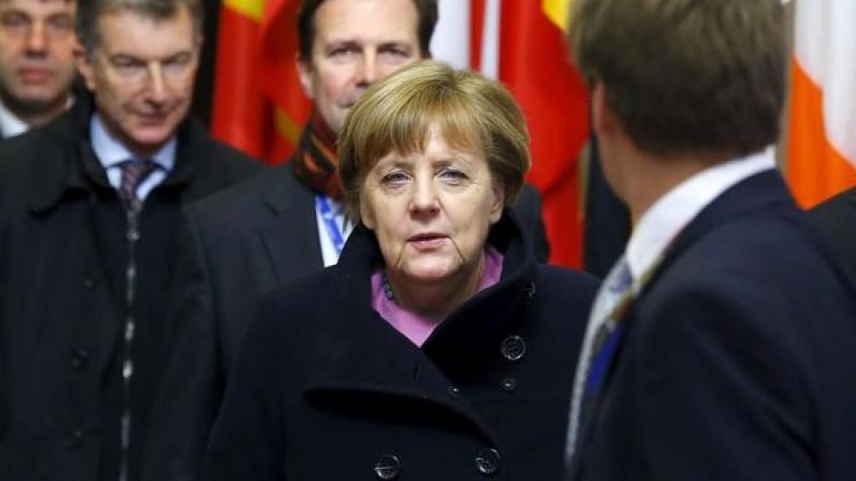 La cancillera alemana Angela Merkel abandona la sede del Consejo Europeo.