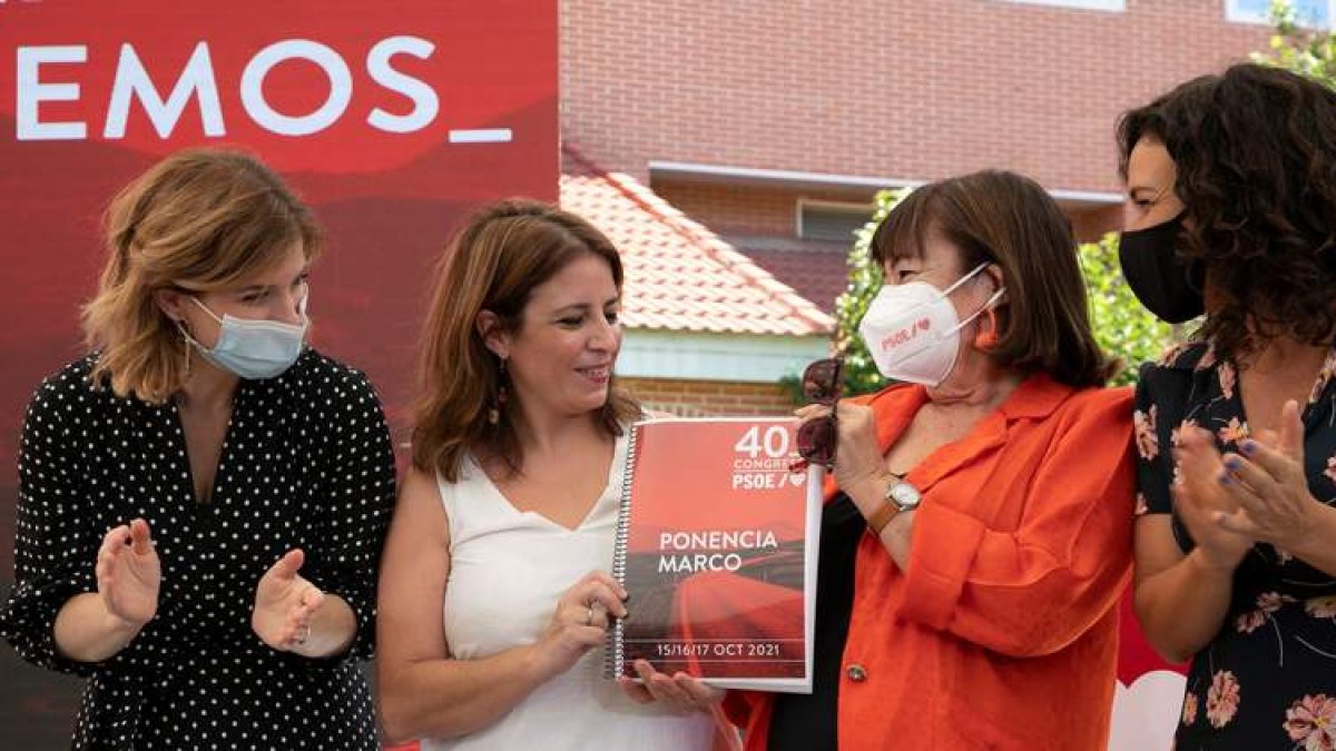 Adriana Lastra, ayer, en la presentación de la ponencia marco del Congreso del PSOE. EVA ERCOLANESE