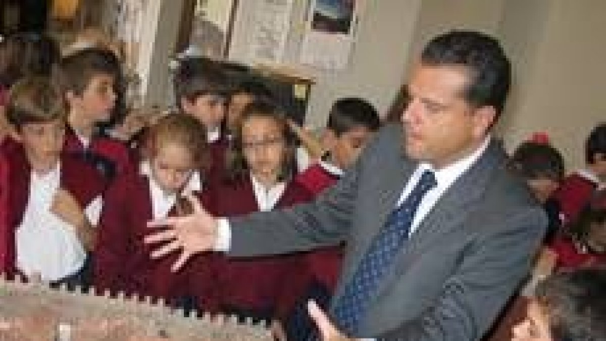 El alcalde de León explica a los pequeños escolares una de las maquetas