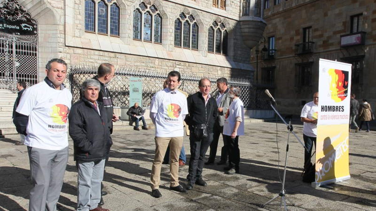 El grupo de hombres se prepara para participar en la concentración en Botines.