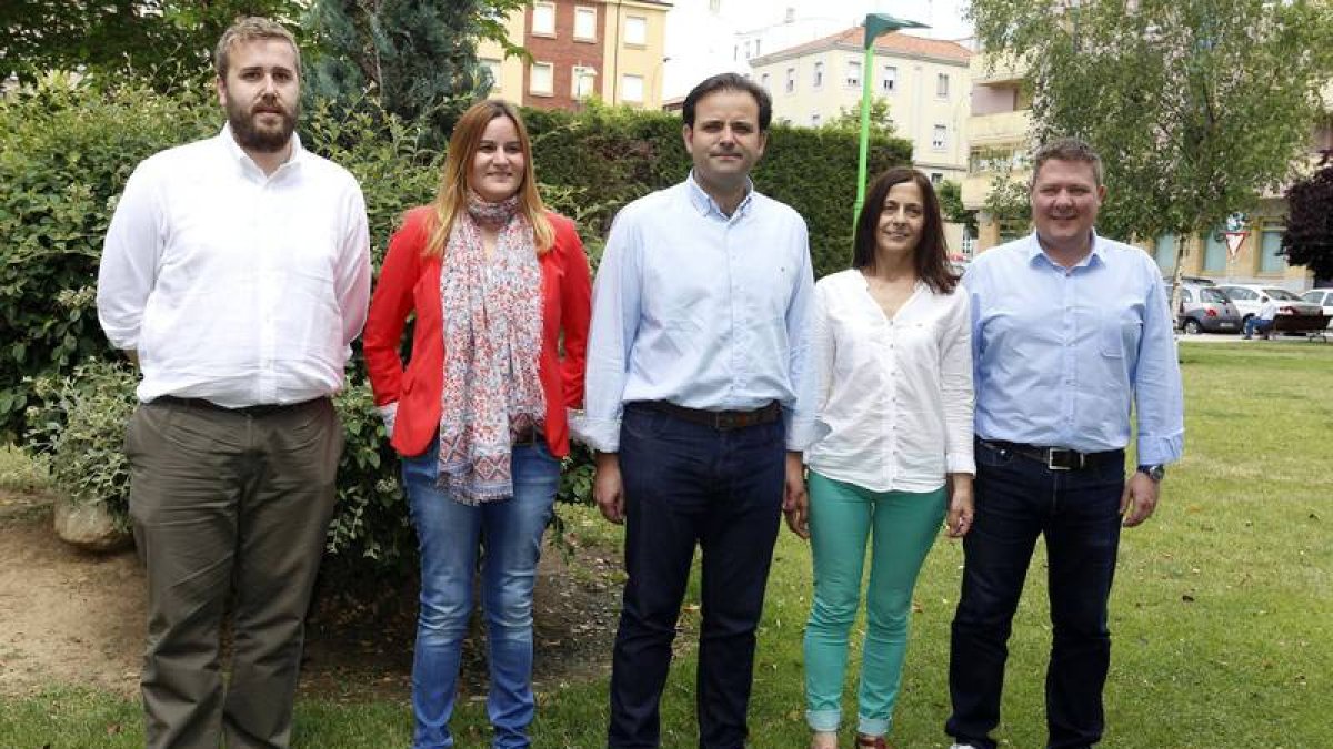 Los cinco procuradores electos del PSL-PSOE, (IaD) Álvaro Lora, Gloria Acevedo, Tino Rodríguez, María José Diaz-Caneja y Óscar Álvarez, informan sobre las primeras medidas de su actividad parlamentaria