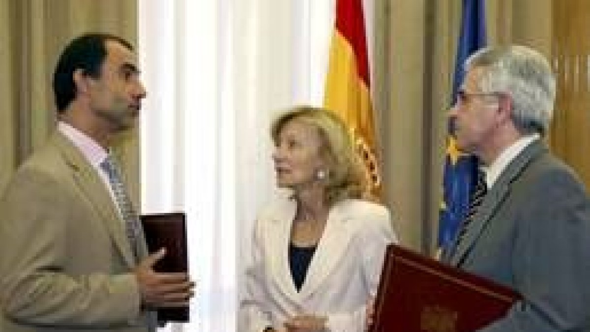 César Antón, ayer junto a la ministra Elena Salgado y el secretario de Estado Francisco Ros