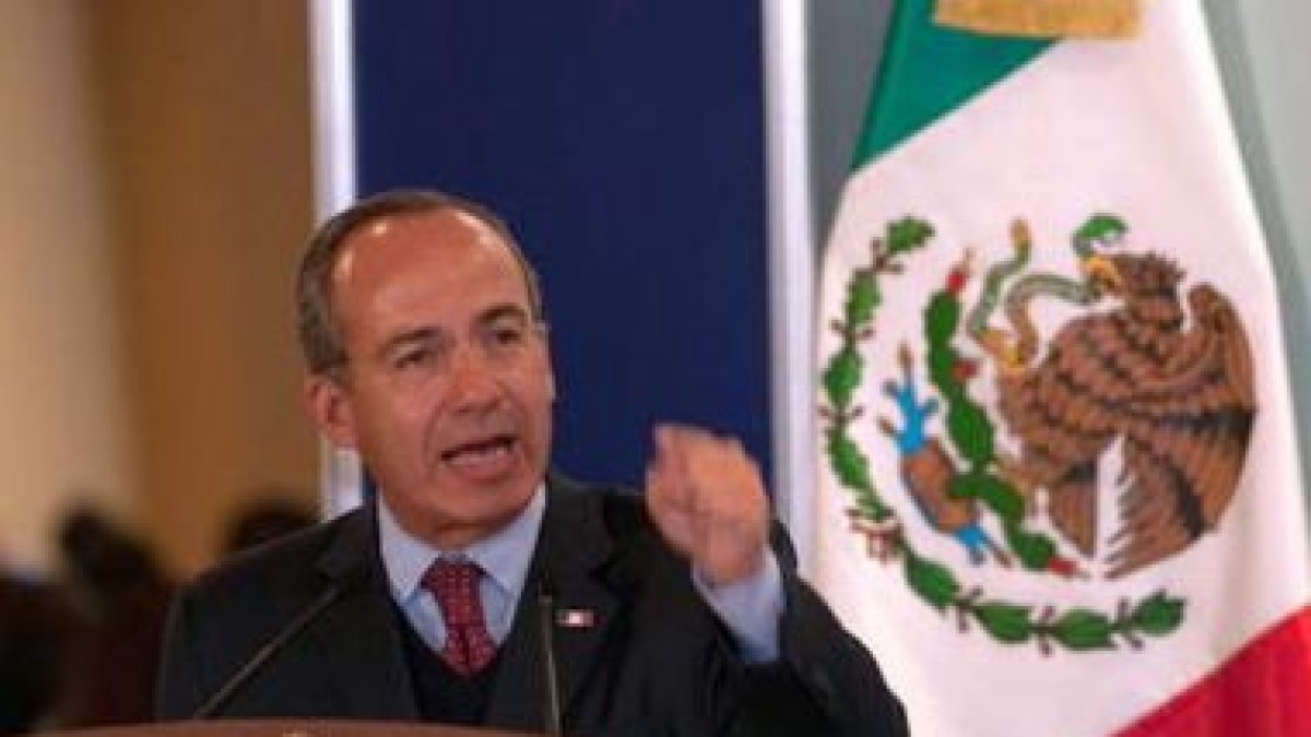 El presidente de México, Calderón, pronuncia un discurso durante su visita a Ciudad Juárez.