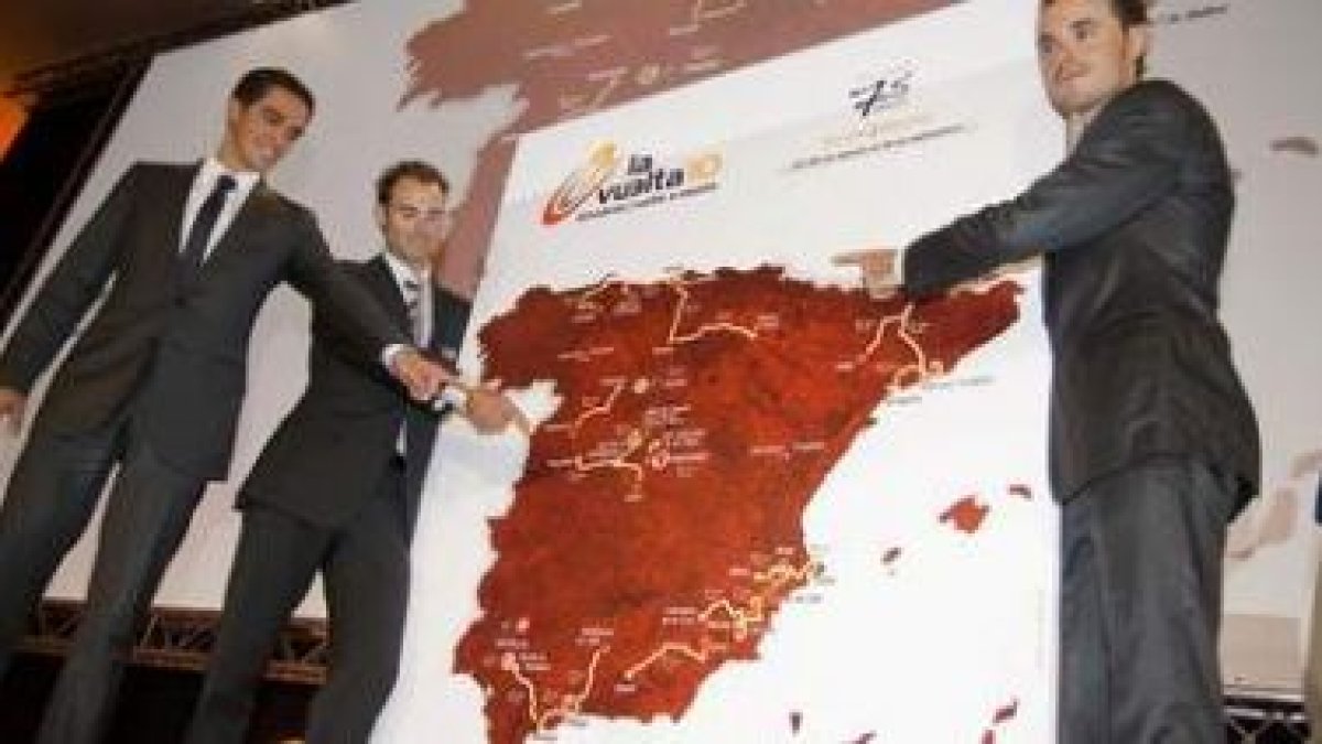 Los ciclistas Alberto Contador, Alejandro Valverde y Samuel Sánchez, tras la presentación.