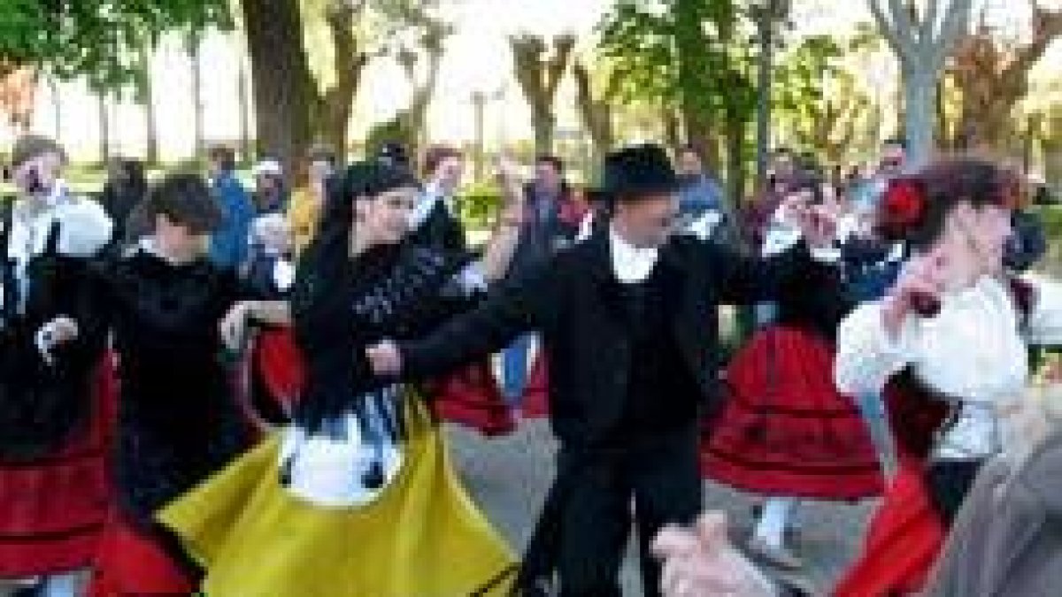 La música y las danzas tradicionales son también protagonistas del acto
