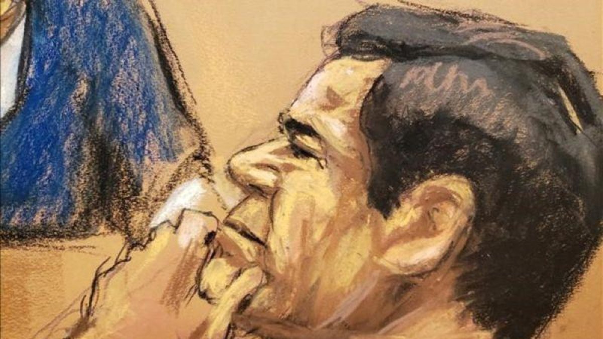 Joaquín El Chapo Guzmán escucha el testimonio de Isaías Valdez Ríos durante el juicio.