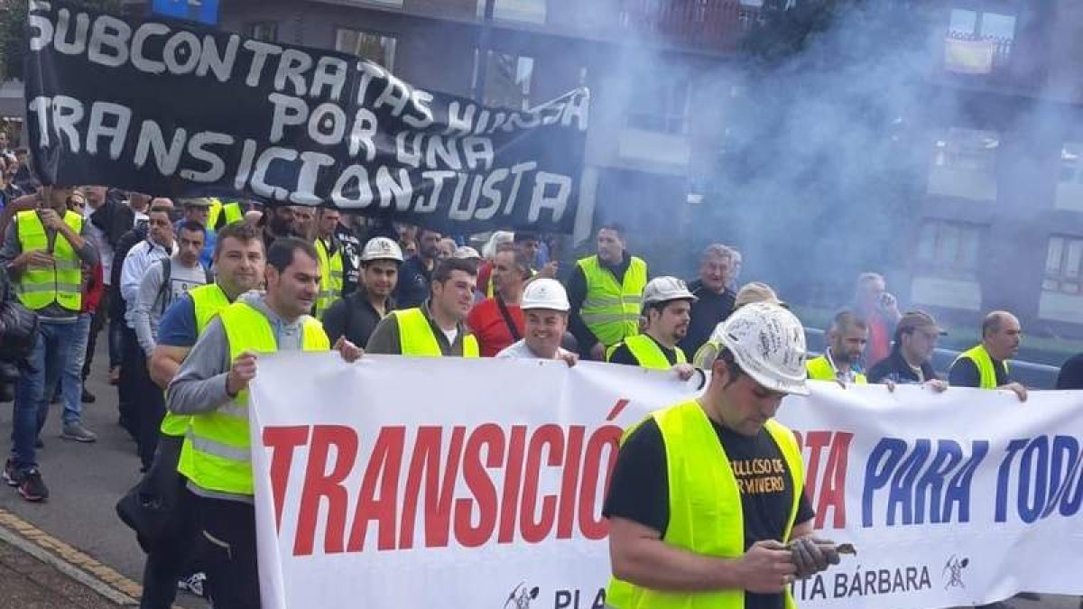 Los integrantes de la Marcha de las subcontratas mineras, ayer, en su entrada a Oviedo. DL