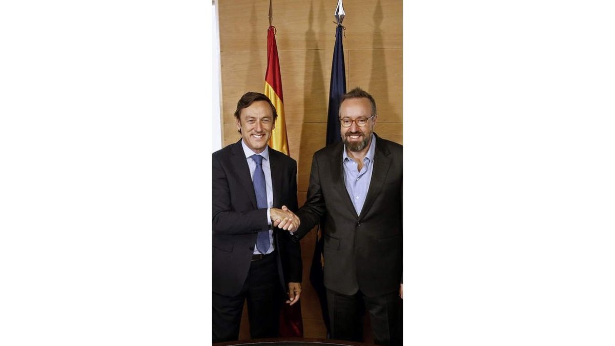 Hernando y Girauta sellan el acuerdo. SERGIO BARRENECHEA