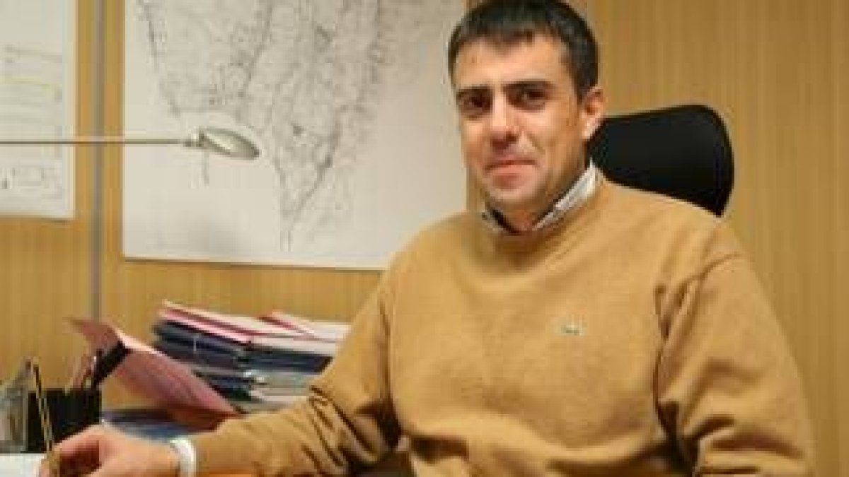El concejal popular Jesús García Flórez en su despacho del Ayuntamiento de Villaquilambre