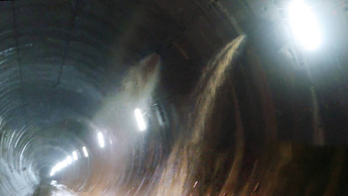 Aluvión de agua de las fuentes y manantiales de los valles del Bernesga en el interior de las galerías del ferrocarril. DL