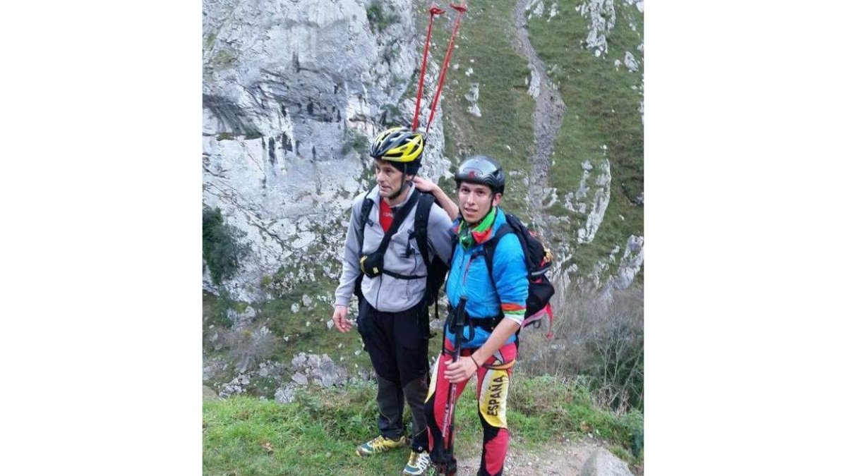 Los dos corredores, tras la gesta, al llegar a Poncebos.