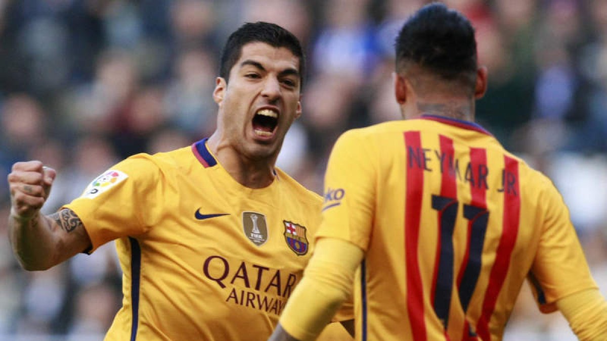 Suárez celebra un gol junto a su compañero Neymar. CABALAR