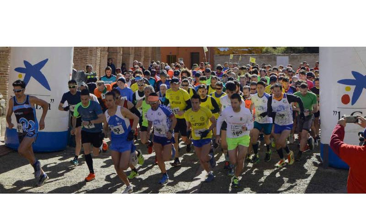 La octava edición de la carrera Sahagún Mudéjar contó con más de 200 protagonistas con triunfos para Jesús González Cidón y Maite Hernández. ACACIO DÍAZ