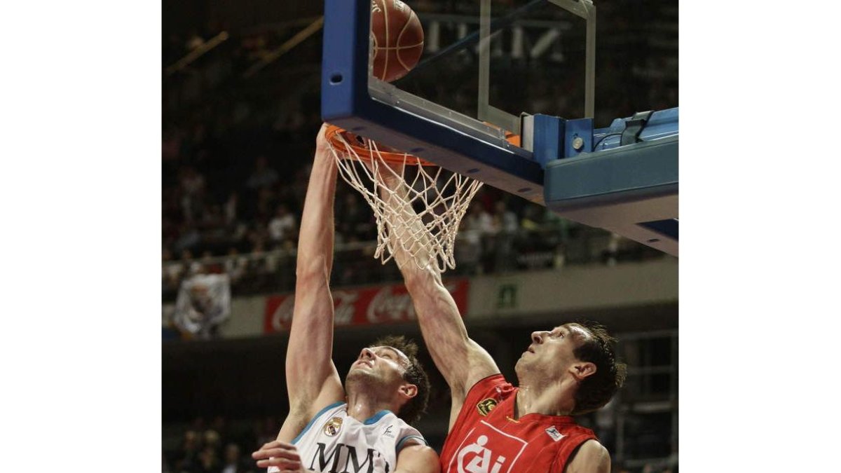 El madridista Mirza Begic lanza a canasta ante Golubovic.