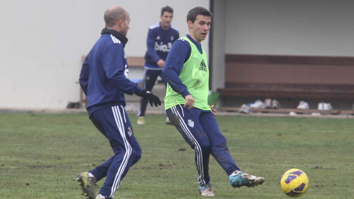 Isaías (d) volverá a ser titular para cubrir la ausencia de Juande en el centro del campo de la Deportiva.