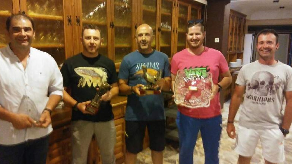 Castro Pinos, en el centro junto a los otros cuatro pescadores clasificados para el Provincial. DL
