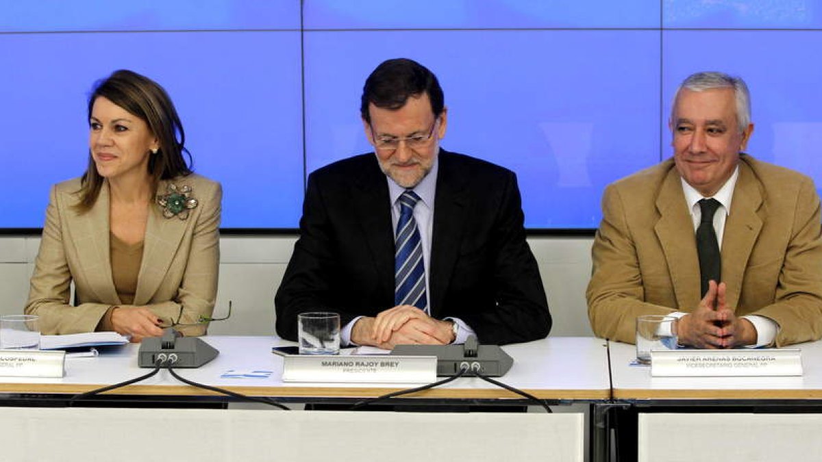 Cospedal, Rajoy y Arenas, en la reunión extraordinaria que se celebró el sábado.