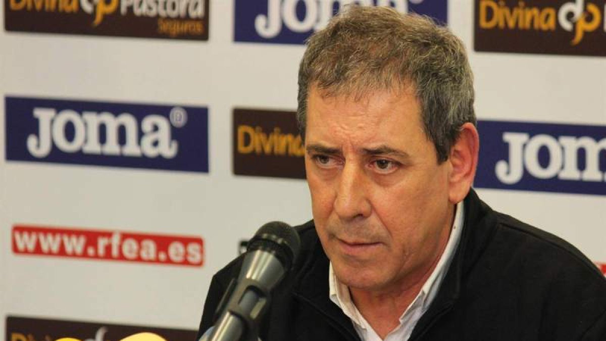 Cid compareció en la sede de la Federación en la que dio a conocer la lista para el Mundial.