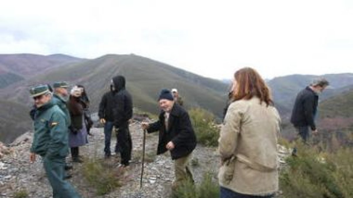 Los vecinos de Arnado ya se manifestaron en enero (en la foto) y acudió la Guardia Civil.