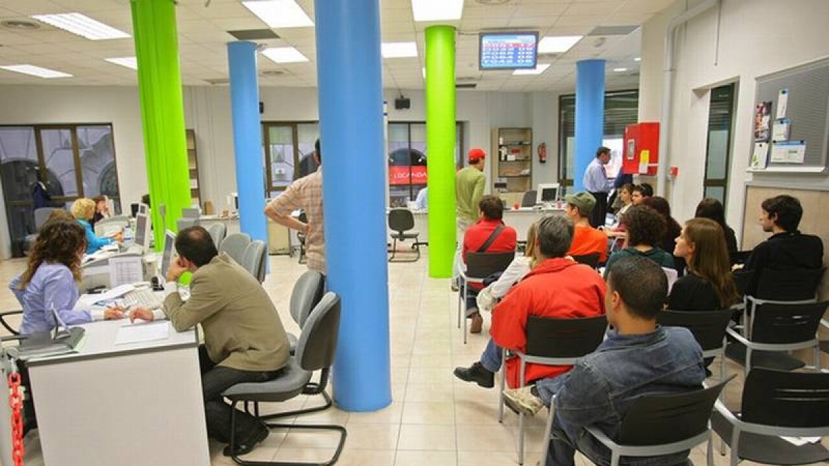 Varias personas aguardan su turno en una oficina de trabajo del barrio Gòtic de Barcelona.