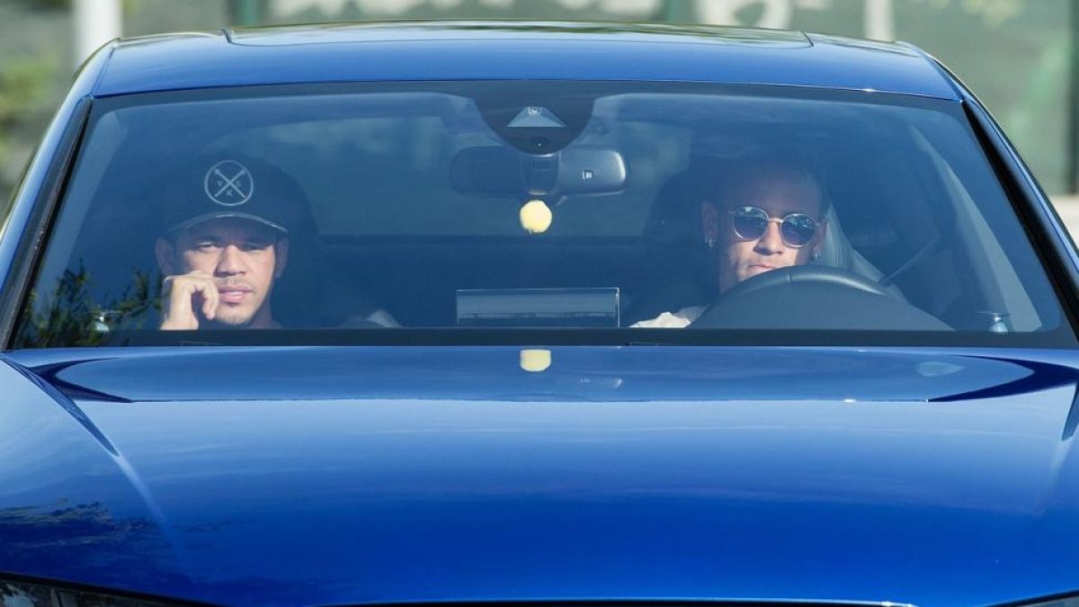 Neymar con su coche, el miércoles