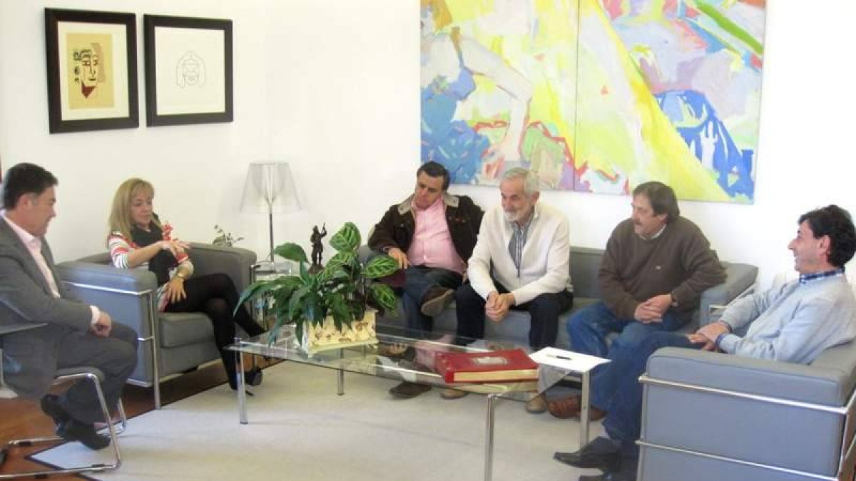 Carrasco, con los portavoces y sus vicepresidentes.