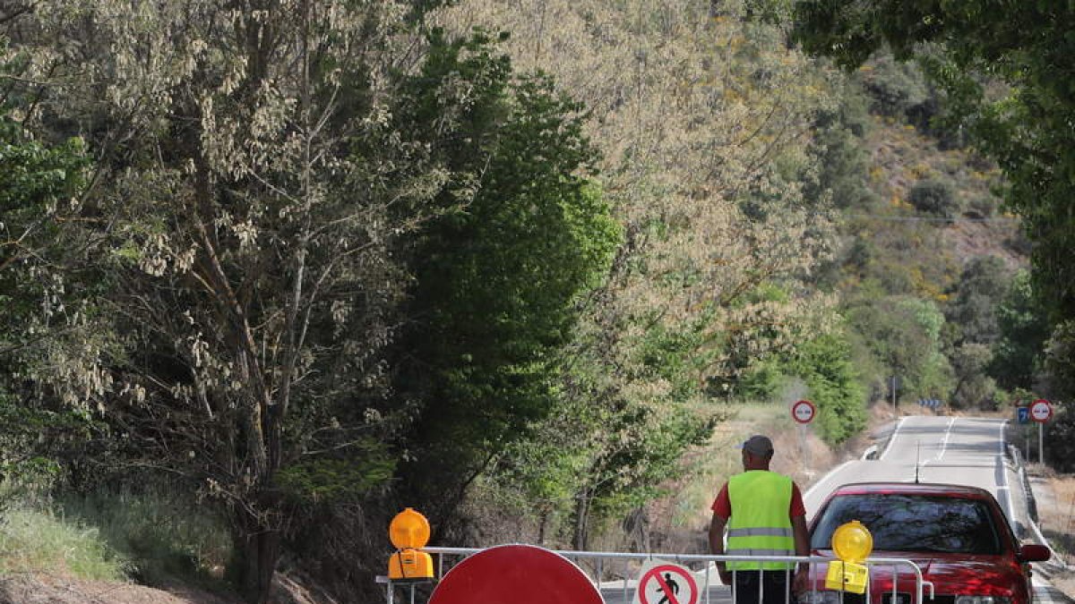 La N-536 permanece cortada por obras entre Puente y Salas. LDM