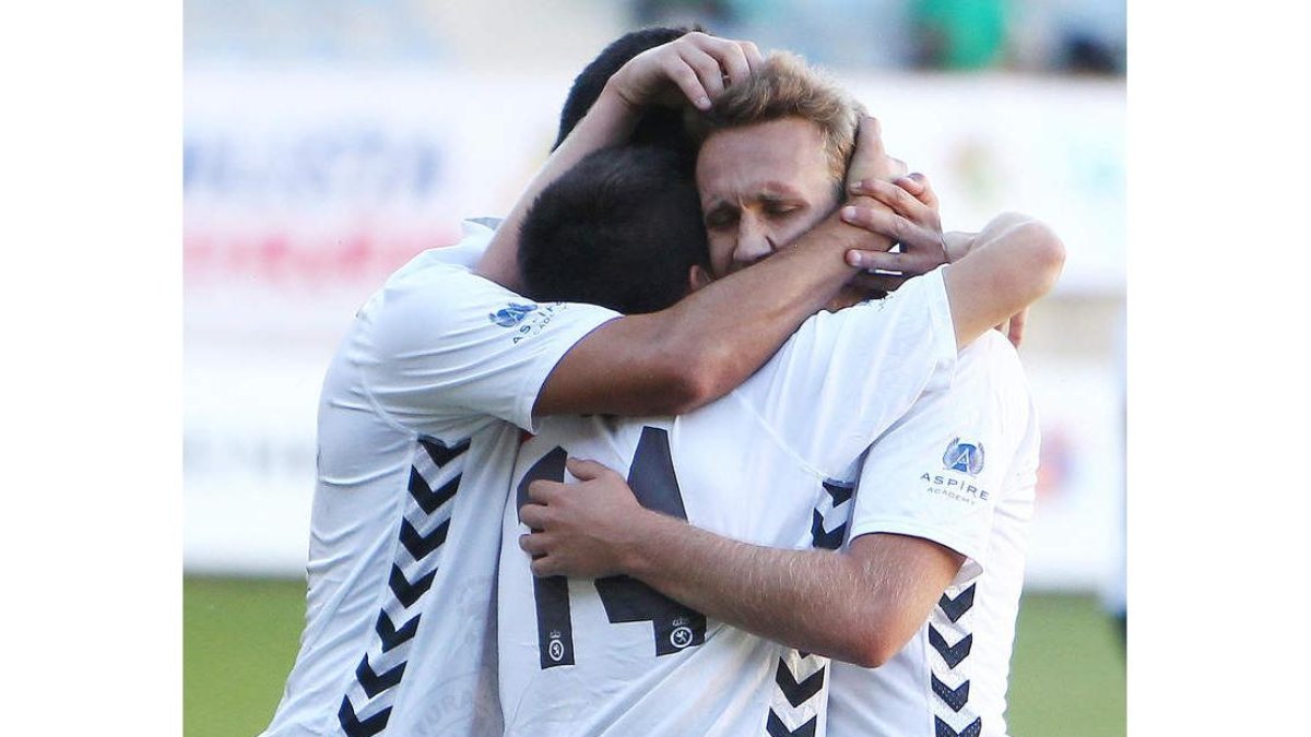 Isaac Aketxe y Iosu Villar se funden en un abrazo de felicitación con el autor del gol que dio el triunfo a la Cultural, Cristóbal Gil.