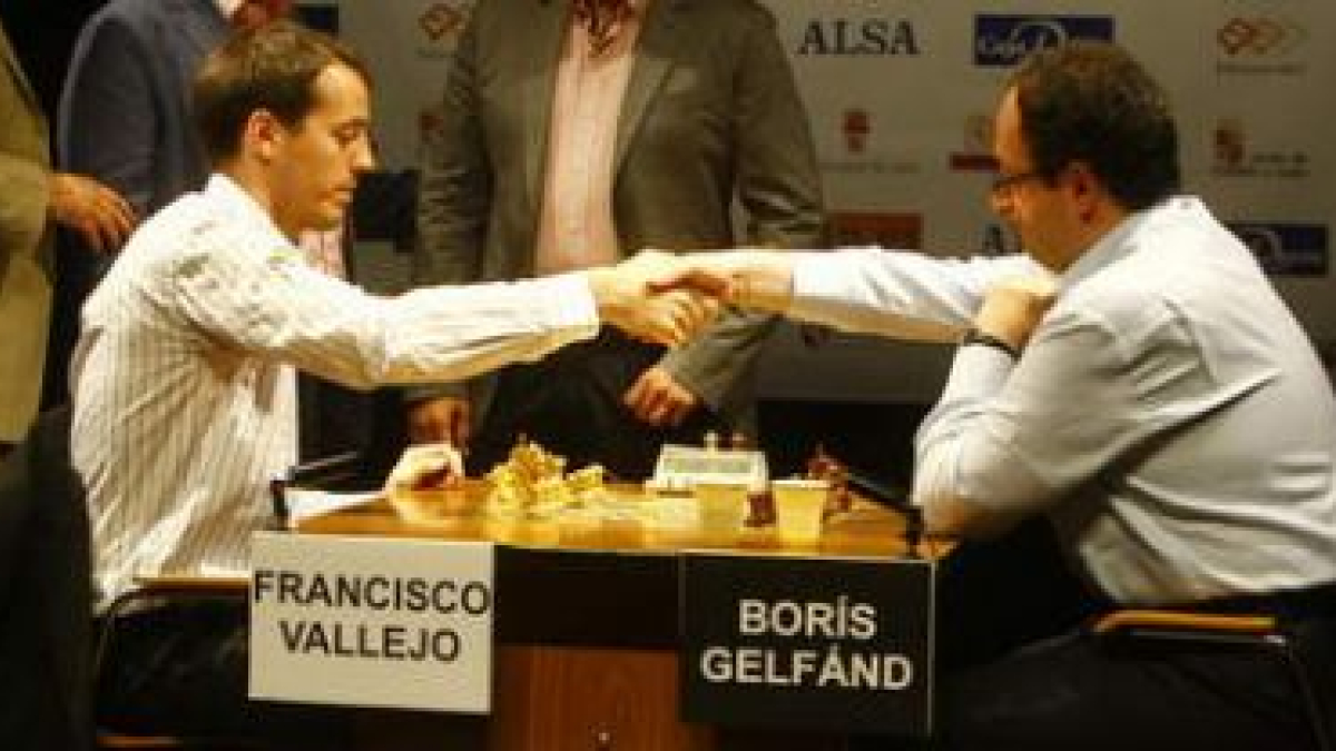 Vallejo y Gelfánd se saludan en el momento de iniciar las partidas de la primera semifinal del Magis