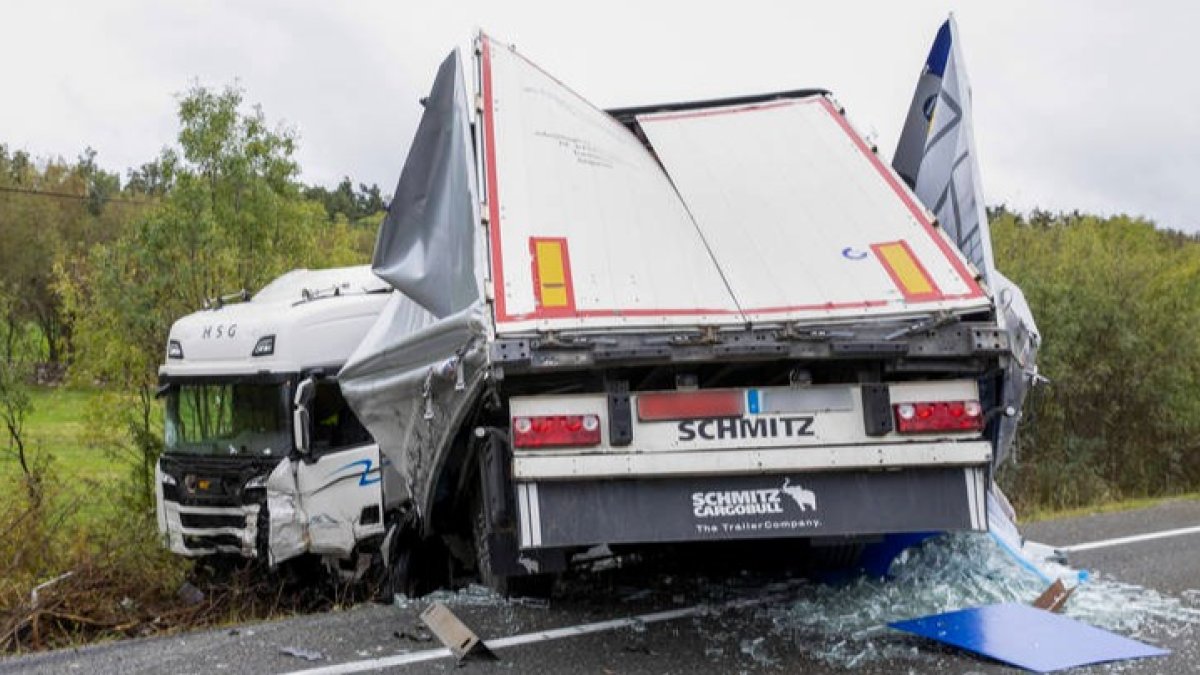 Estado en el que quedó el camión tras impactar de frente con el coche en el que viajaban la madre y sus tres hijos, que invadió el carril contrario. PABLO MARTÍN