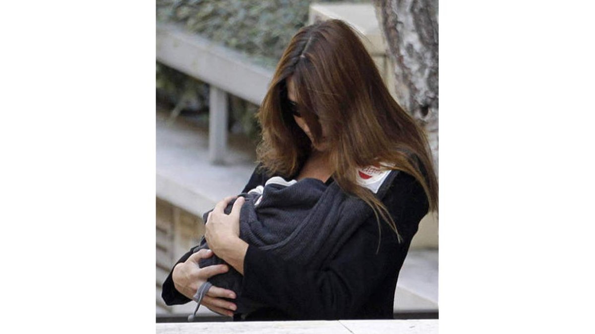 Carla Bruni y su hija salen del hospital.