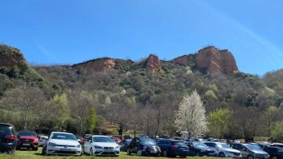 La administración local habilitó en los días de Semana Santa, con la colaboración de los propietarios de fincas particulares, cinco lugares donde los turistas pudieran estacionar. Pero en